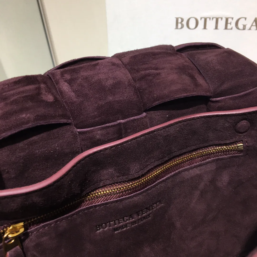 The Veneta Cassette pillow bag is made of soft frosted calfskin + aged matte gold buckle, very very fashionable! ! The leather feels super comfortable to the touch, and it has adjustable spaghetti straps with a signature triangle buckle. Size:26cm*18cm*8cm